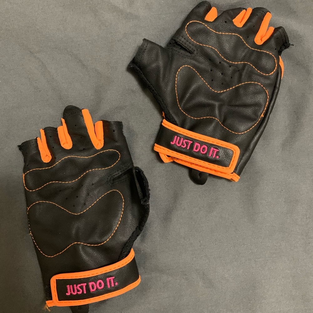 Women’s Nike Perforated Wrap Training Gloves